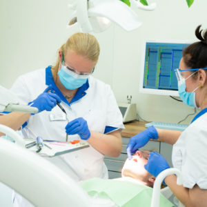 twee tandartsen voeren een wortelkanaalbehandeling uit